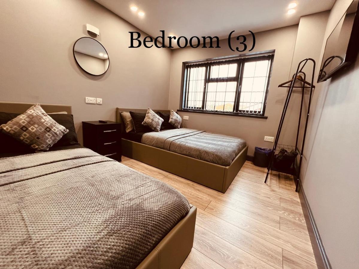 Urban Escape *4 Bedroom House* With Free Parking