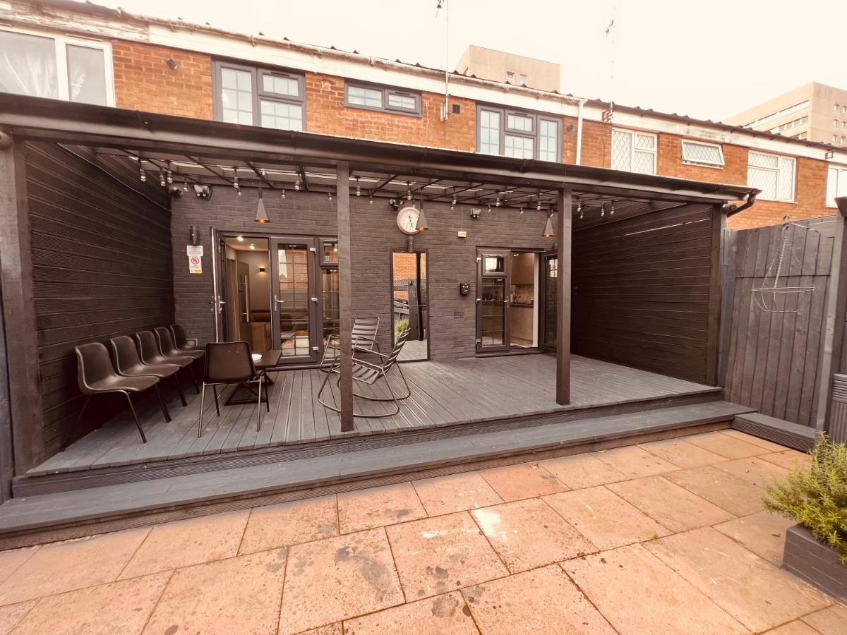 Urban Escape *4 Bedroom House* With Free Parking *