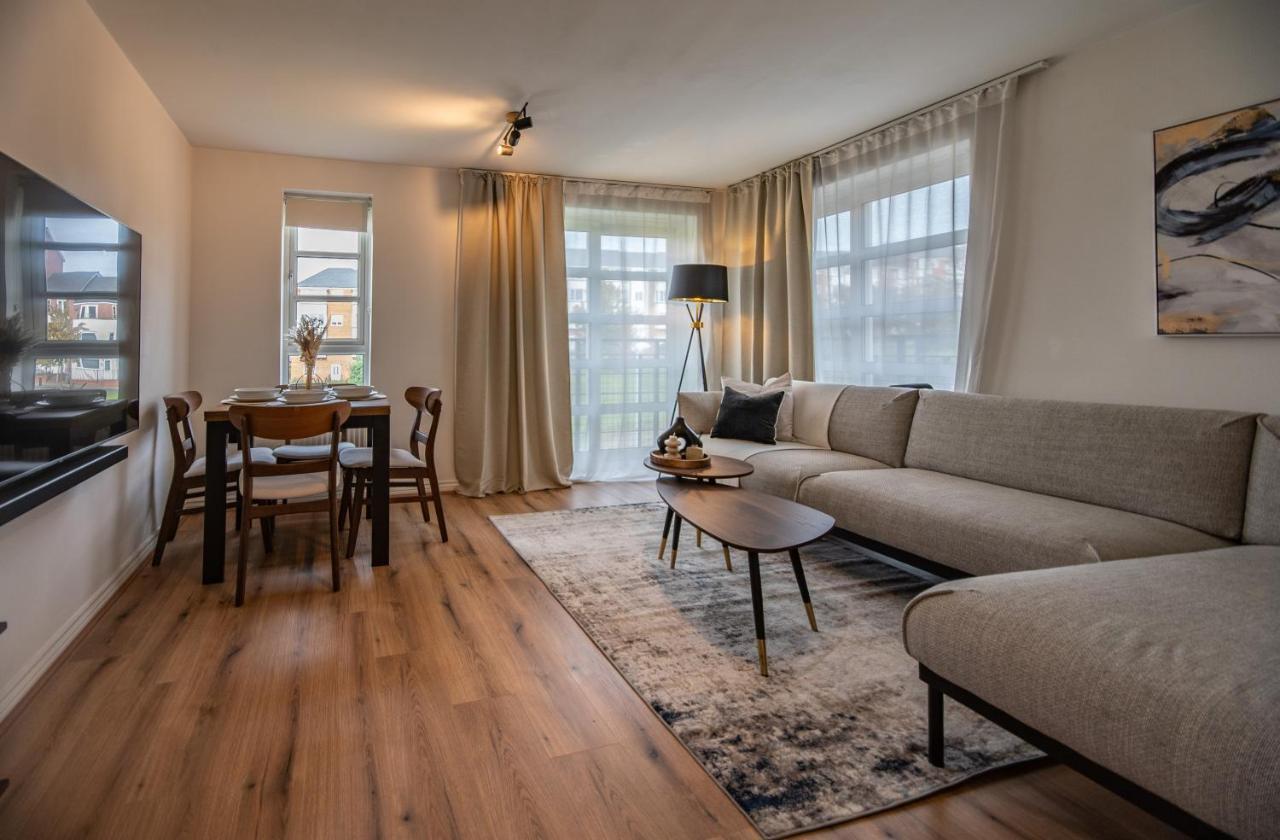 Apartment Modern 2 Bed - 15 Minutes From City Centre - Free Parking *