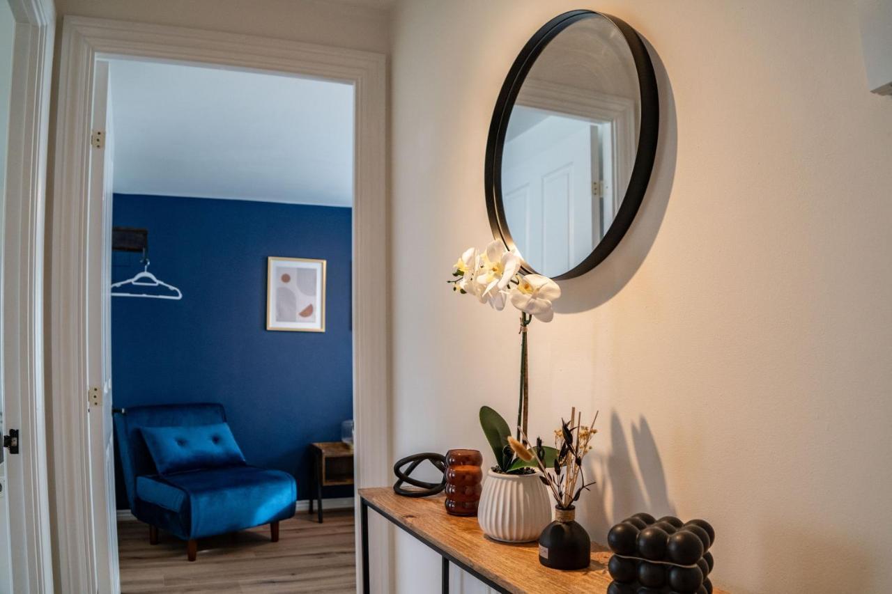 Modern 2 Bed - 15 Minutes From City Centre - Free Parking Apartment *
