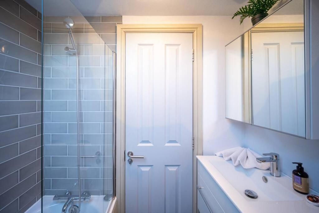 Apartment Stylish Moseley Victorian: Central 2br With Free Parking & Netflix