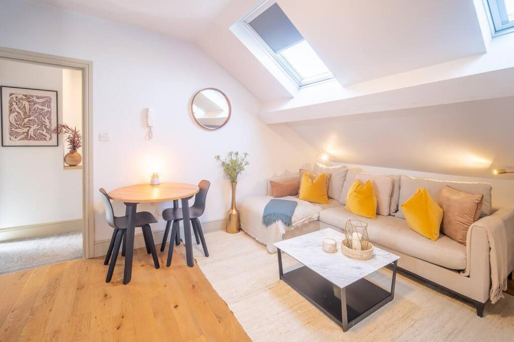 Stylish Moseley Victorian: Central 2br With Free Parking & Netflix Apartment Birmingham