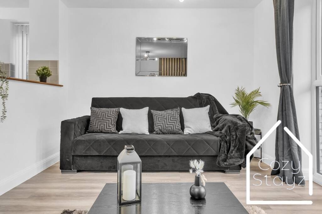 Holiday home Newly Stunning Centre By Cozy Stayz