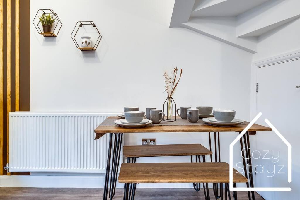 Holiday home Newly Stunning Centre By Cozy Stayz