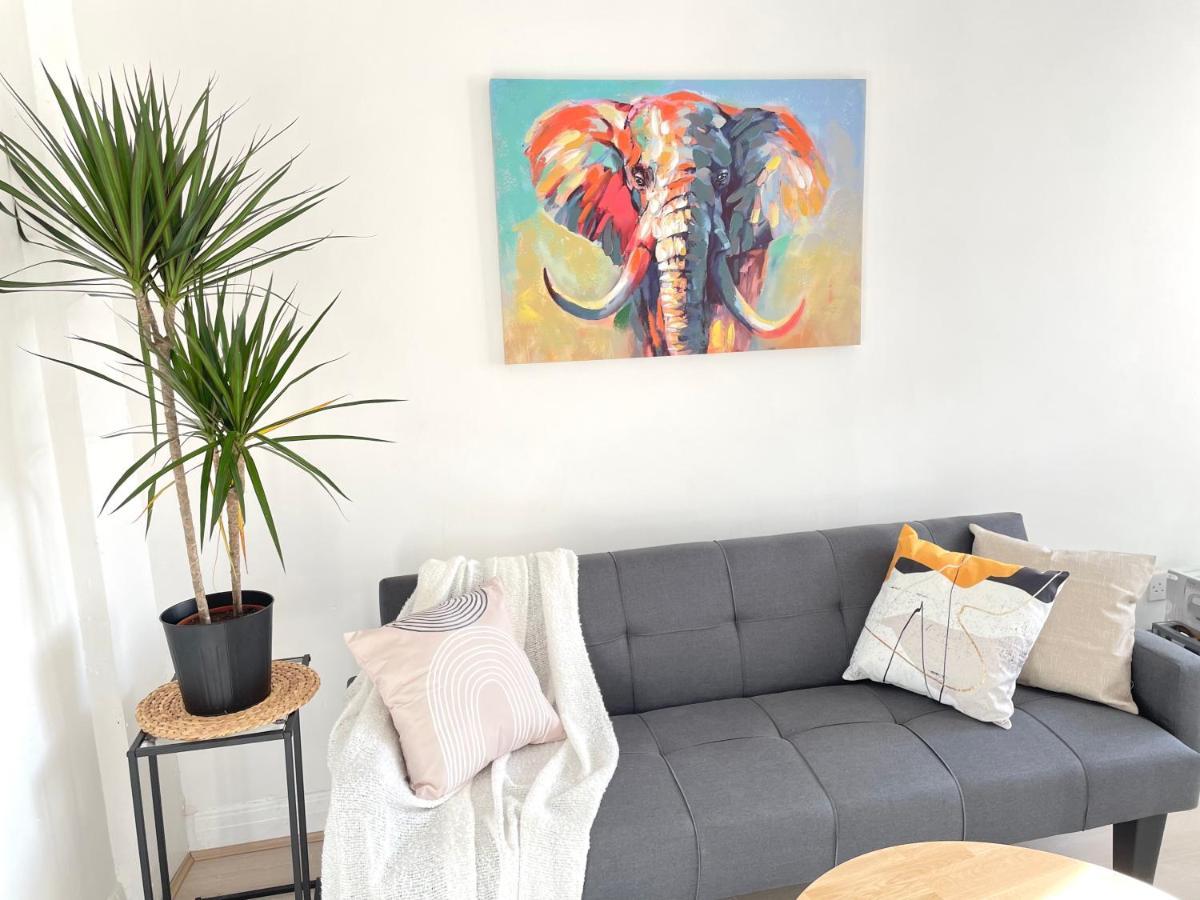 Chic Retreat: 2-bed 1 Ensuite Oasis Apartment *