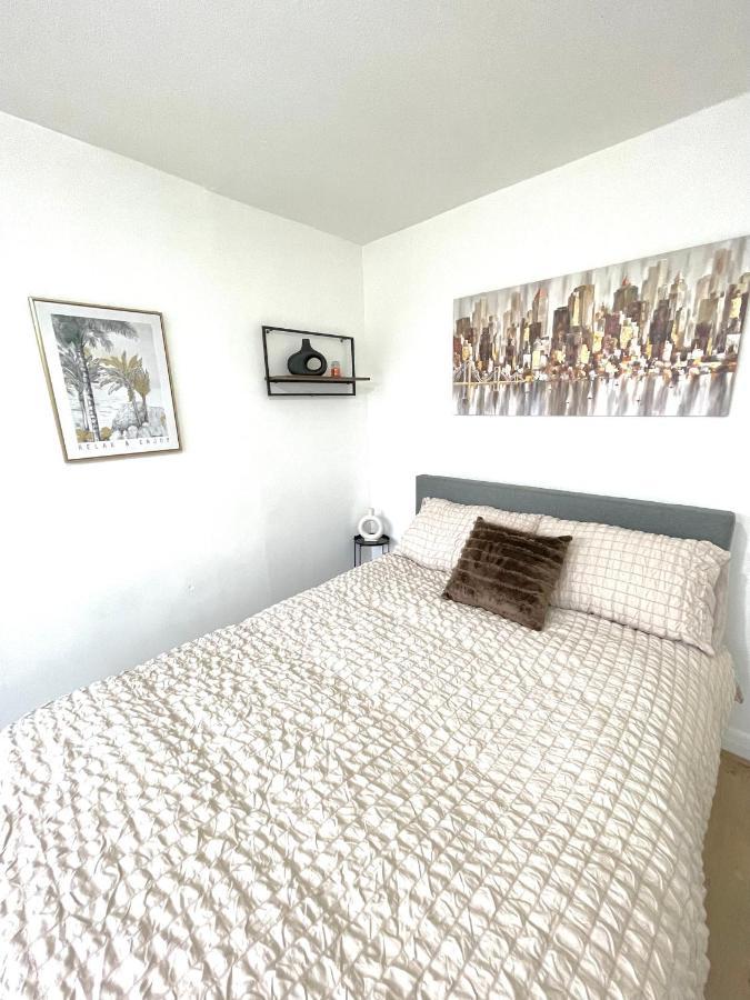 Retro 3 Bed, 2 En-suite Haven Apartment *