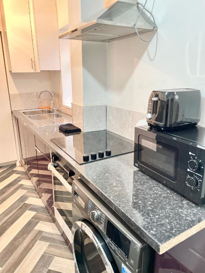 Retro 3 Bed, 2 En-suite Haven Apartment