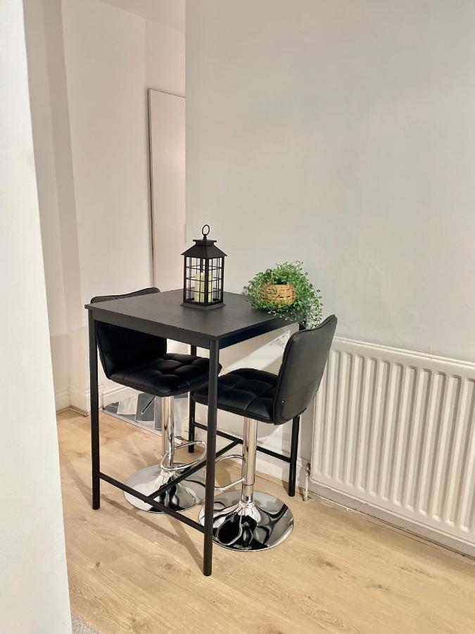 Retro 3 Bed, 2 En-suite Haven