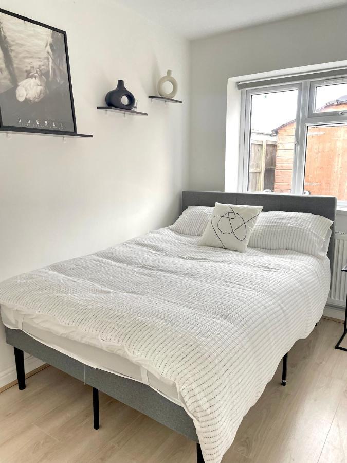 Retro 3 Bed, 2 En-suite Haven Apartment