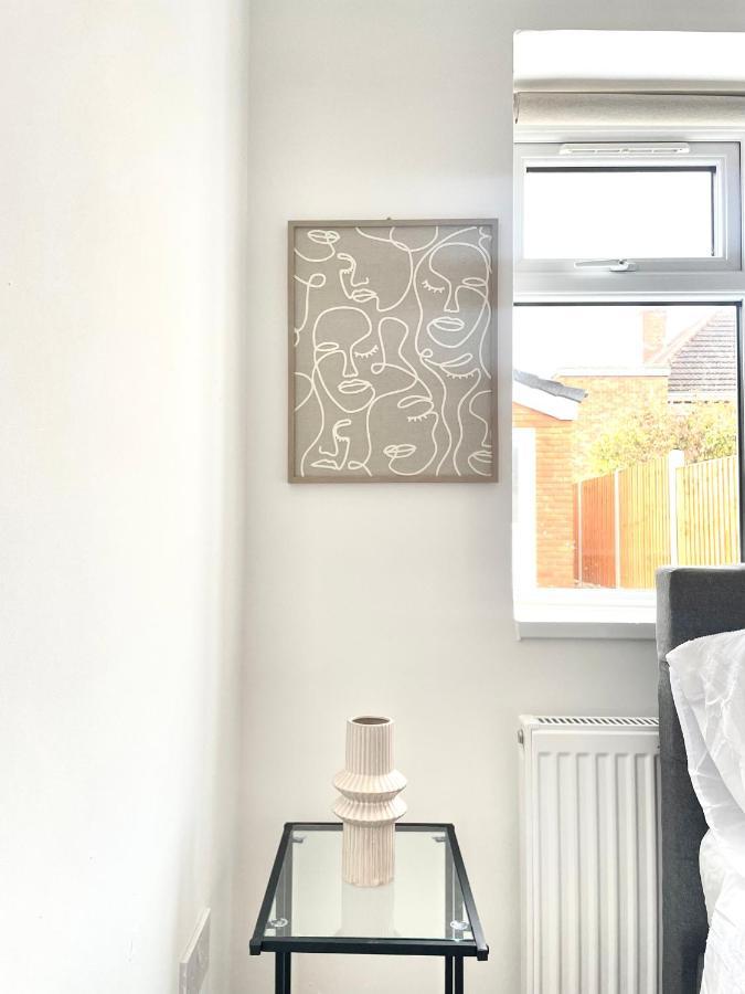 Retro 3 Bed, 2 En-suite Haven Apartment *
