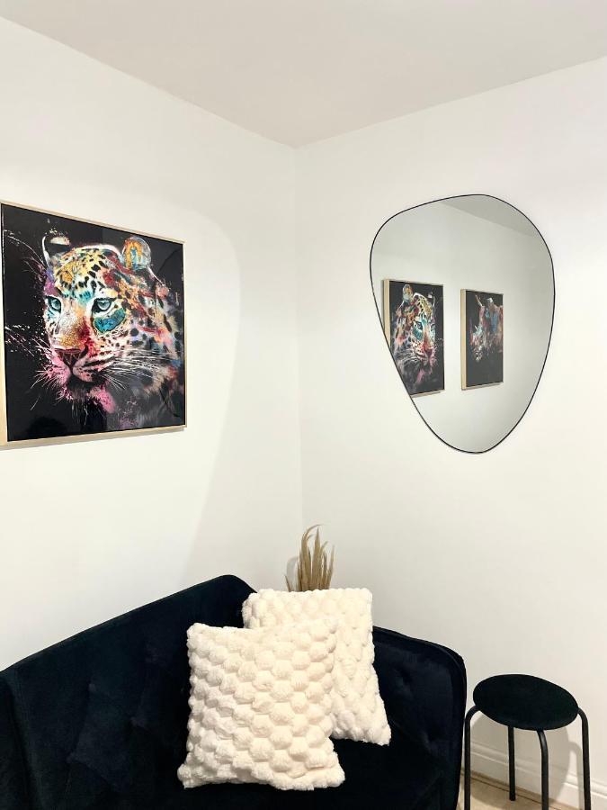 Retro 3 Bed, 2 En-suite Haven Apartment *