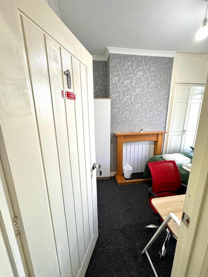 Three Rose Manor At Warwick Road Near Airport * Birmingham