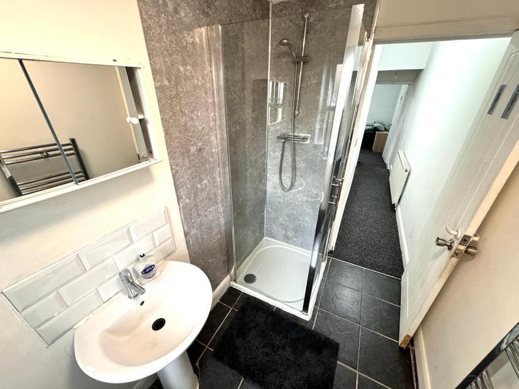 Guest house Three Rose Manor At Warwick Road Near Airport