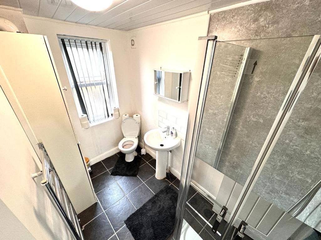 Three Rose Manor At Warwick Road Near Airport Guest house *