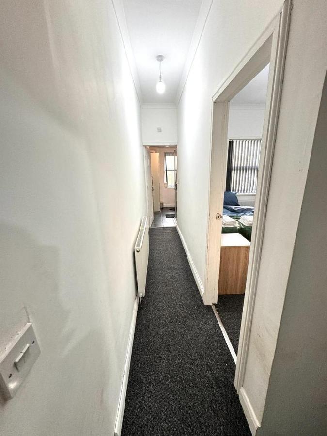 Guest house Three Rose Manor At Warwick Road Near Airport