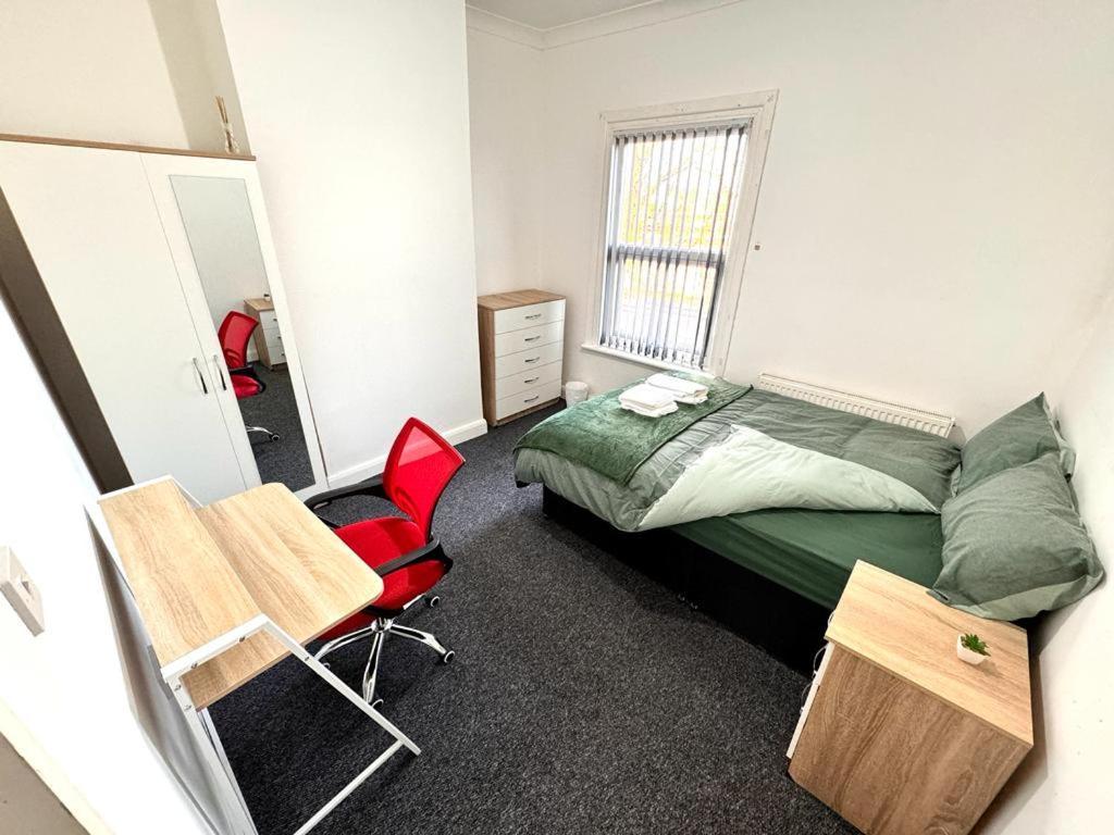 Three Rose Manor At Warwick Road Near Airport Guest house *