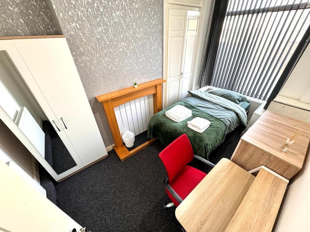 Three Rose Manor At Warwick Road Near Airport * Birmingham