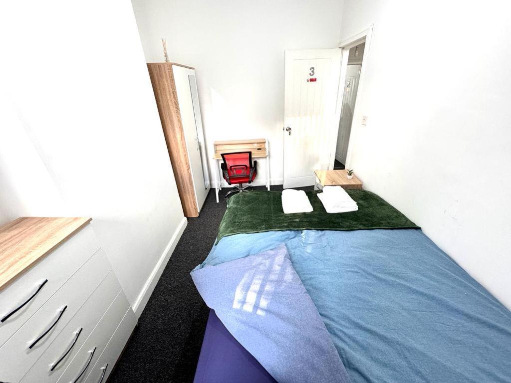 Three Rose Manor At Warwick Road Near Airport Guest house