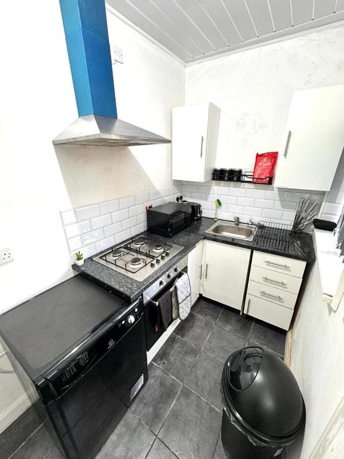 Three Rose Manor At Warwick Road Near Airport Guest house *