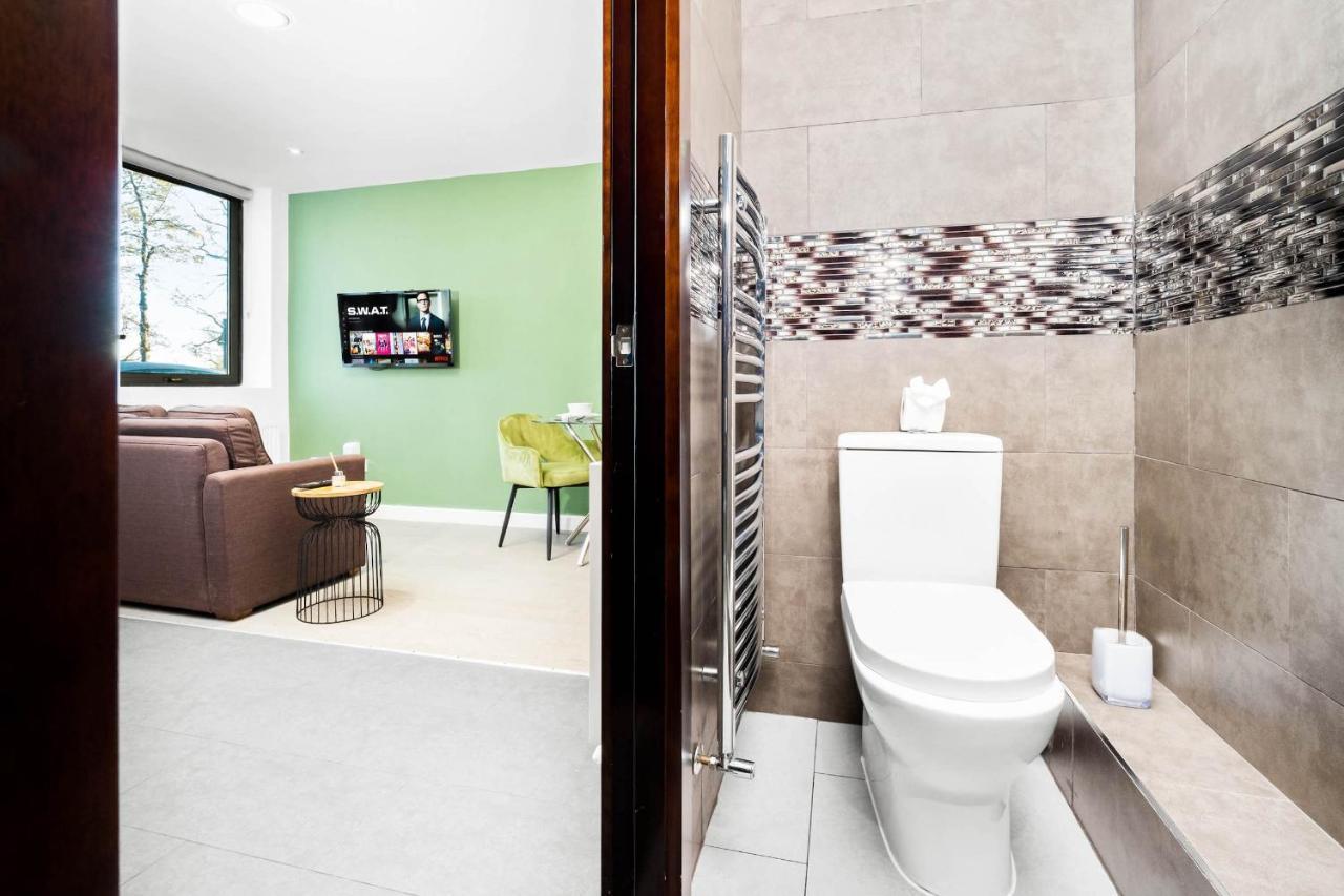 Modern 1 Bed In Perry Barr ☆ Close To Town ✪ Next To Alexander Stadium → Free Nearby Street Parking - Easy Bus & Train Routes To City Centre - Smart Tv - Located By One Stop Shopping Centre With Nandos, Argos, Kfc, Jd Sports And More! * Birmingham
