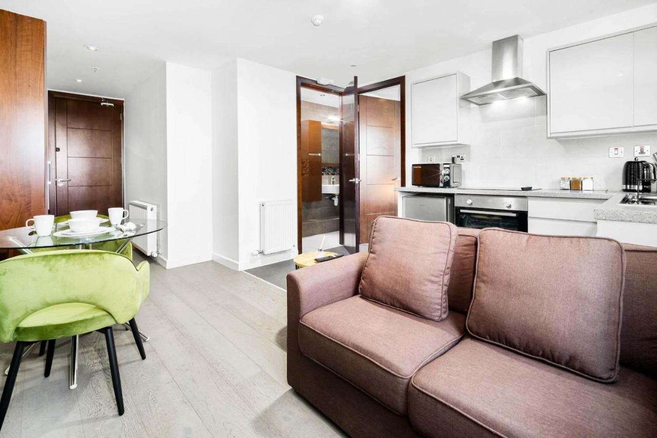 Modern 1 Bed In Perry Barr ☆ Close To Town ✪ Next To Alexander Stadium → Free Nearby Street Parking - Easy Bus & Train Routes To City Centre - Smart Tv - Located By One Stop Shopping Centre With Nandos, Argos, Kfc, Jd Sports And More! Apartment Birmingham