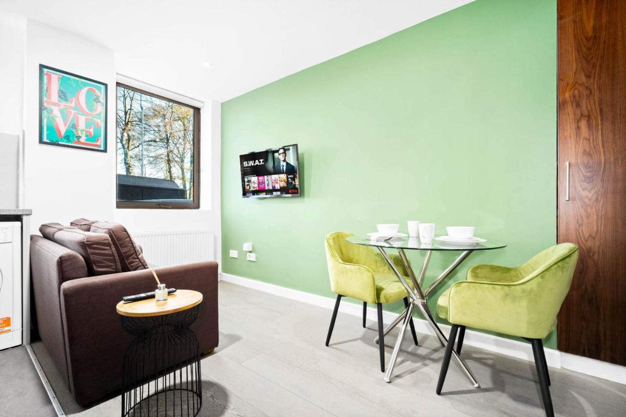 Apartment Modern 1 Bed In Perry Barr ☆ Close To Town ✪ Next To Alexander Stadium → Free Nearby Street Parking - Easy Bus & Train Routes To City Centre - Smart Tv - Located By One Stop Shopping Centre With Nandos, Argos, Kfc, Jd Sports And More! *