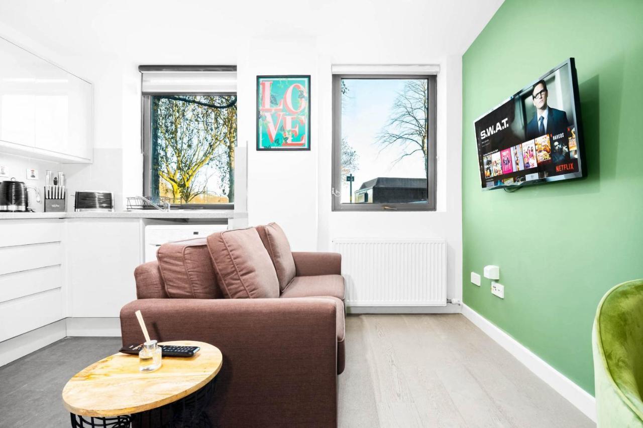 Modern 1 Bed In Perry Barr ☆ Close To Town ✪ Next To Alexander Stadium → Free Nearby Street Parking - Easy Bus & Train Routes To City Centre - Smart Tv - Located By One Stop Shopping Centre With Nandos, Argos, Kfc, Jd Sports And More! Apartment