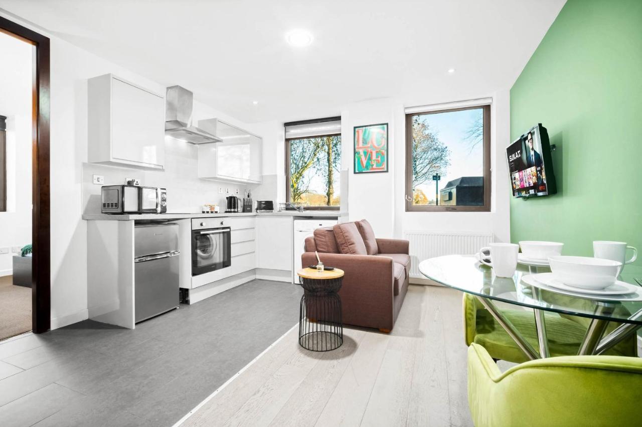 Modern 1 Bed In Perry Barr ☆ Close To Town ✪ Next To Alexander Stadium → Free Nearby Street Parking - Easy Bus & Train Routes To City Centre - Smart Tv - Located By One Stop Shopping Centre With Nandos, Argos, Kfc, Jd Sports And More! * Birmingham