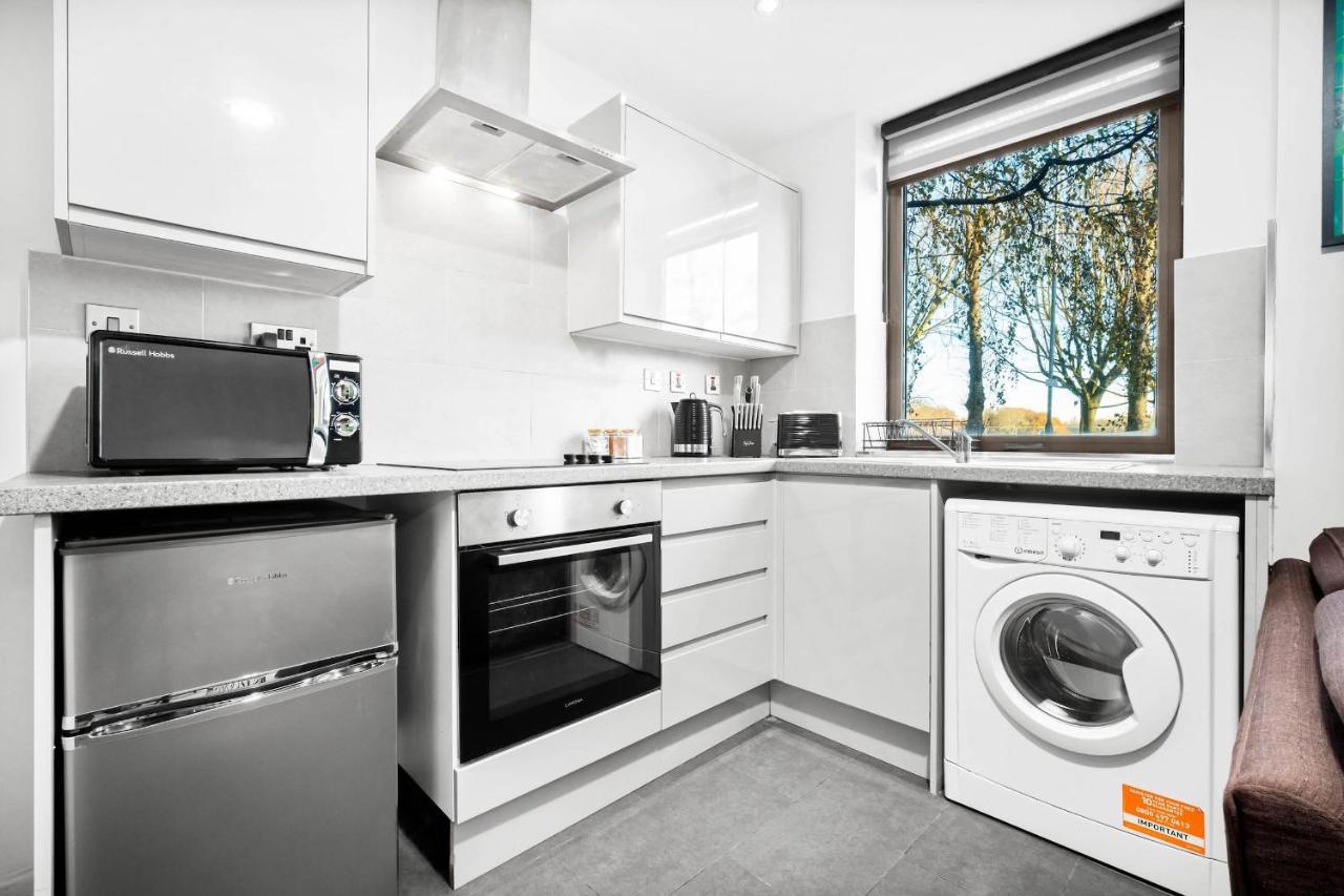 Modern 1 Bed In Perry Barr ☆ Close To Town ✪ Next To Alexander Stadium → Free Nearby Street Parking - Easy Bus & Train Routes To City Centre - Smart Tv - Located By One Stop Shopping Centre With Nandos, Argos, Kfc, Jd Sports And More!