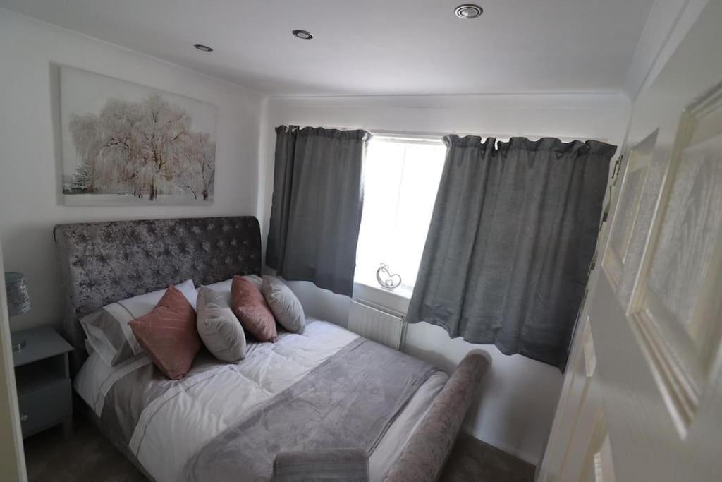 Apartment Unique Two Bedroom *