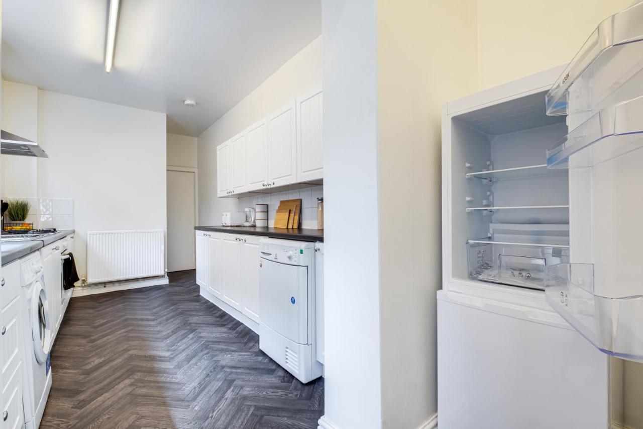 Solace Nights: Modern 4-bedroom House With Fast Wi-fi * Birmingham