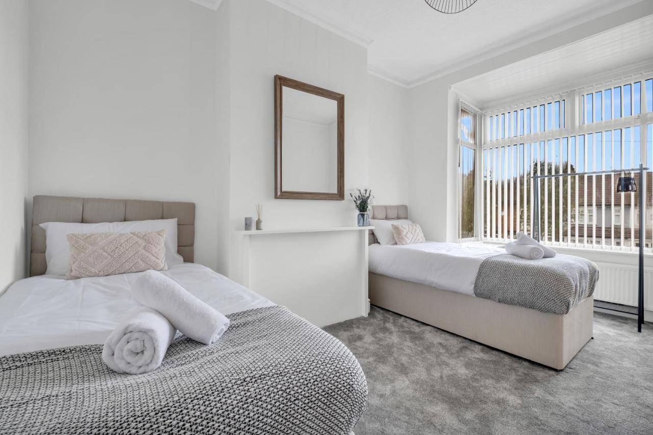 Solace Nights: Modern 4-bedroom House With Fast Wi-fi Birmingham