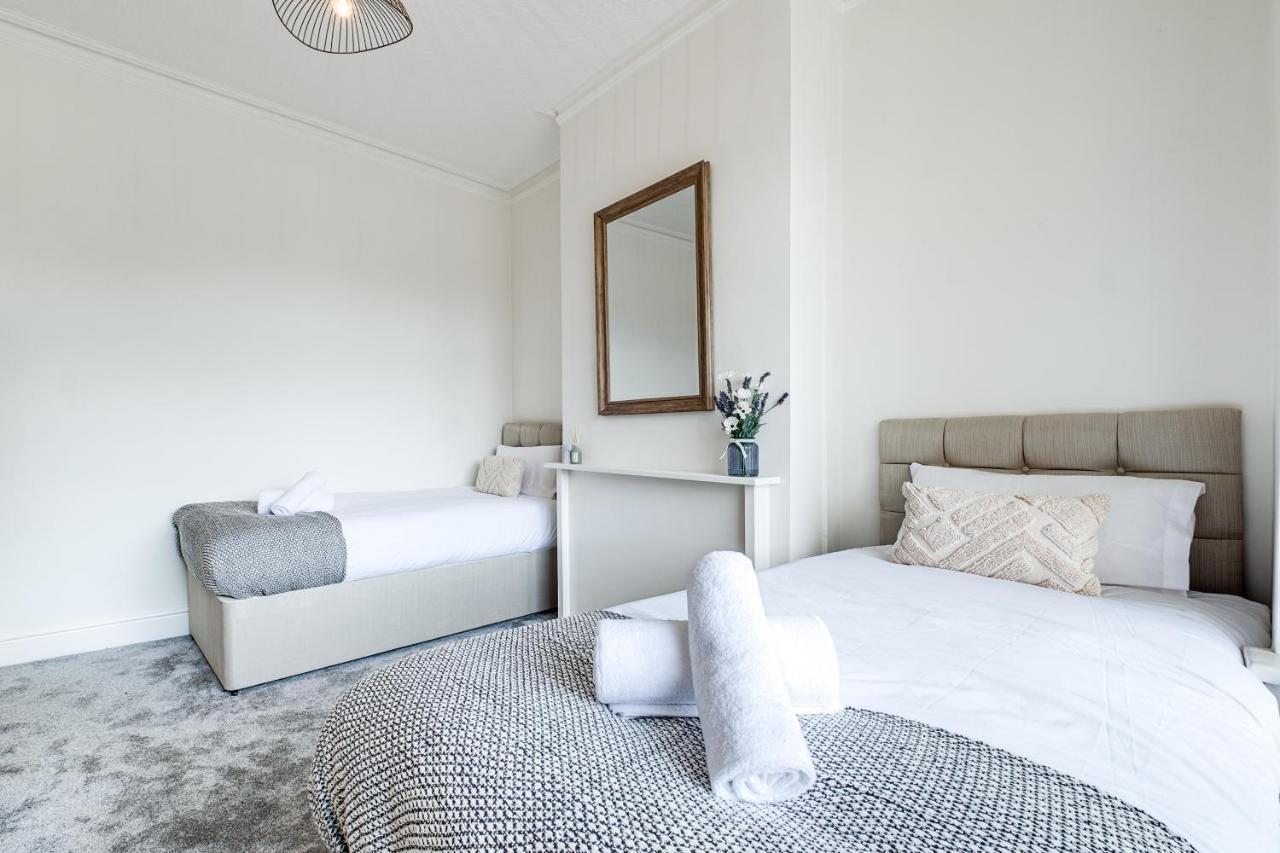 Villa Solace Nights: Modern 4-bedroom House With Fast Wi-fi *