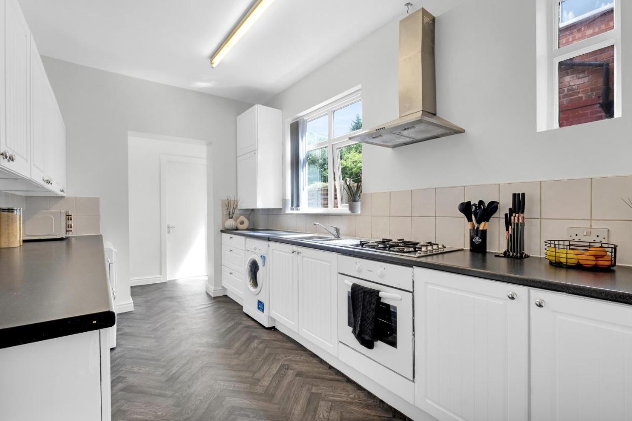 Solace Nights: Modern 4-bedroom House With Fast Wi-fi Villa *