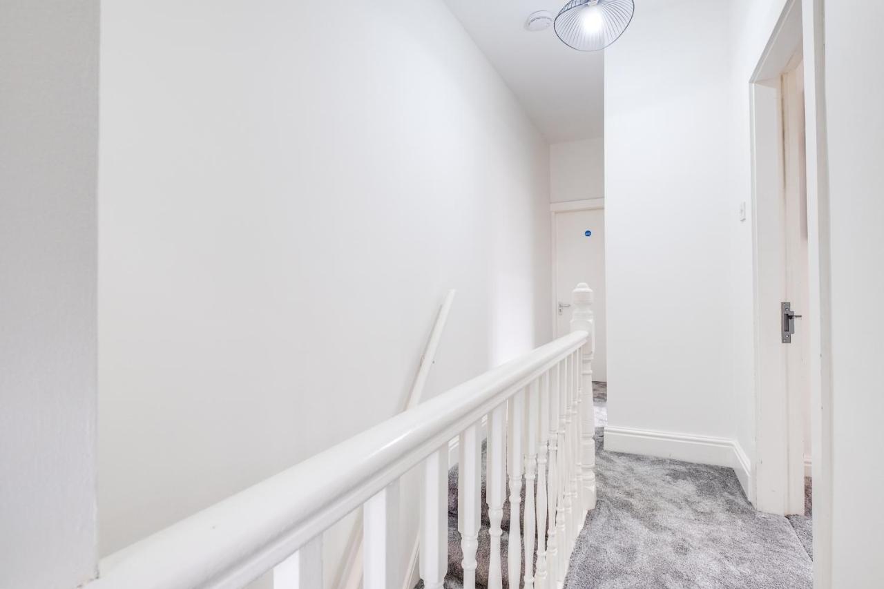 Villa Solace Nights: Modern 4-bedroom House With Fast Wi-fi