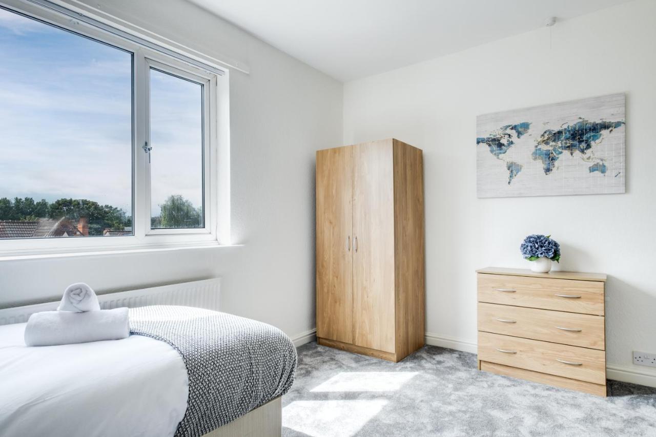Solace Nights: Modern 4-bedroom House With Fast Wi-fi Birmingham