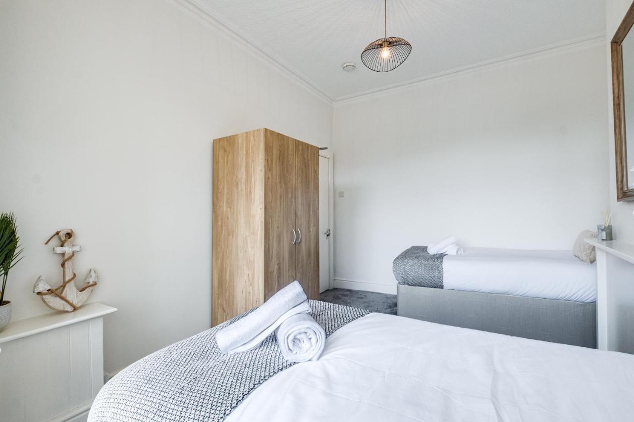 Villa Solace Nights: Modern 4-bedroom House With Fast Wi-fi *