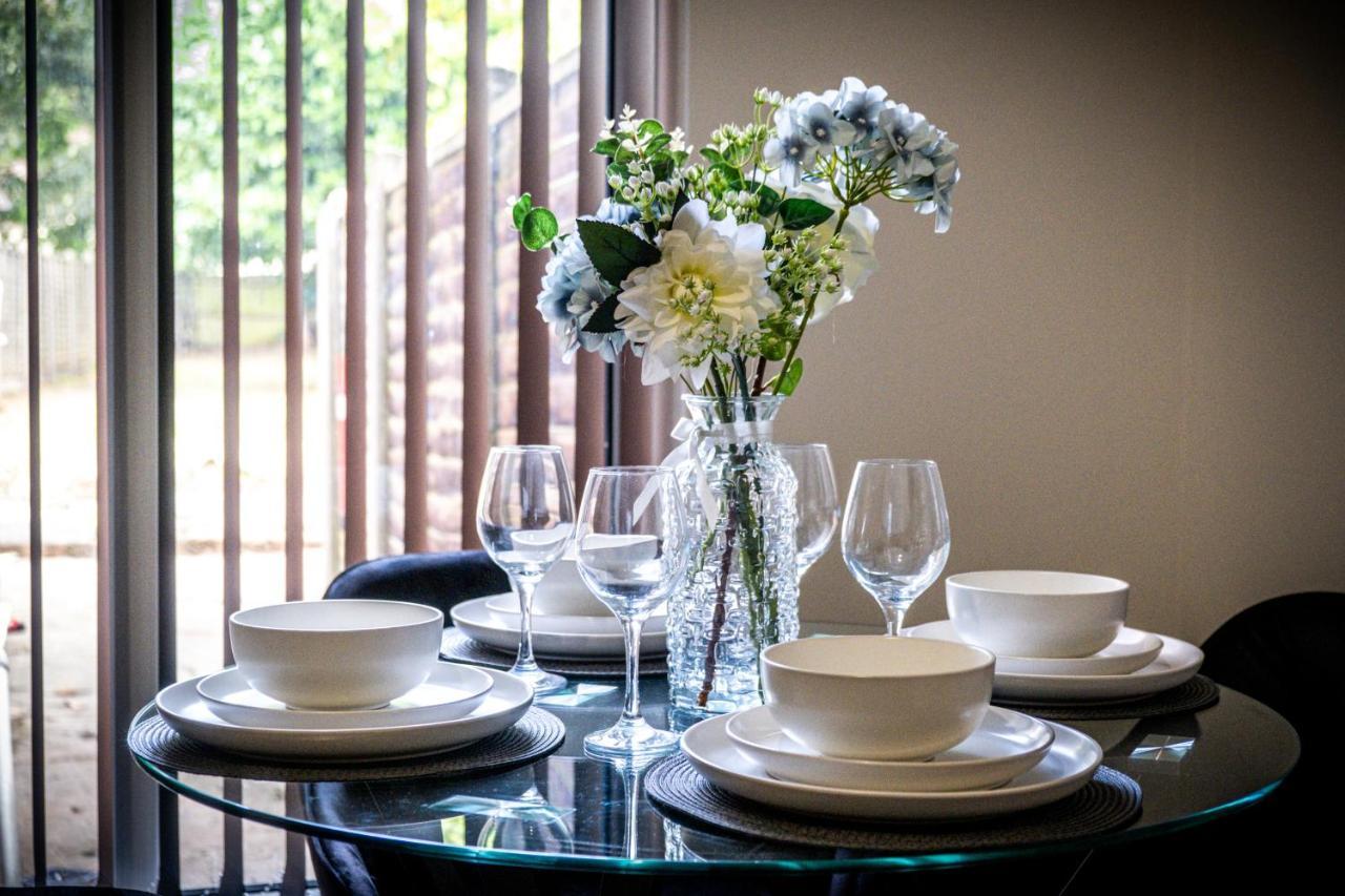 Solace Nights: Modern 4-bedroom House With Fast Wi-fi Birmingham