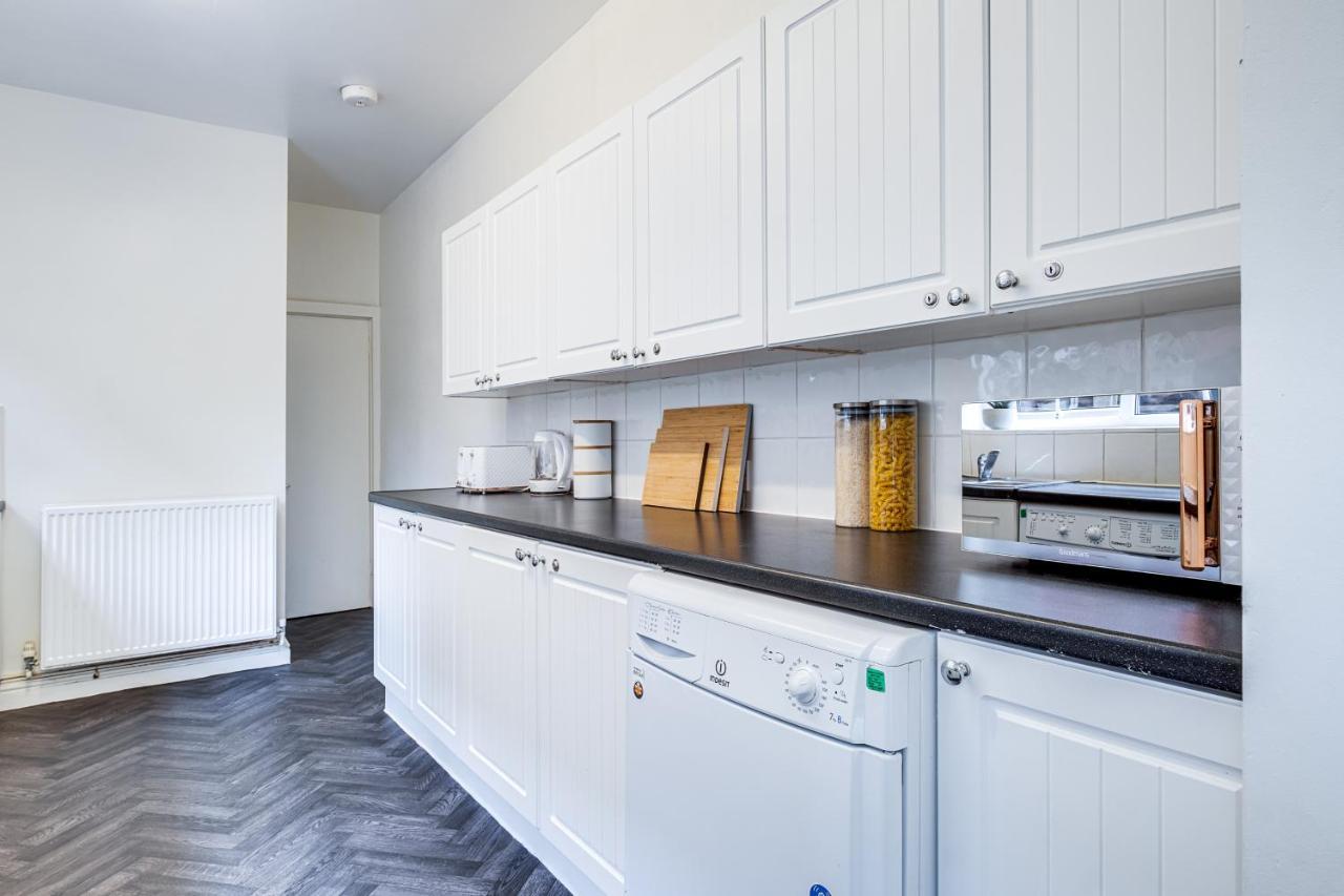 Solace Nights: Modern 4-bedroom House With Fast Wi-fi * Birmingham