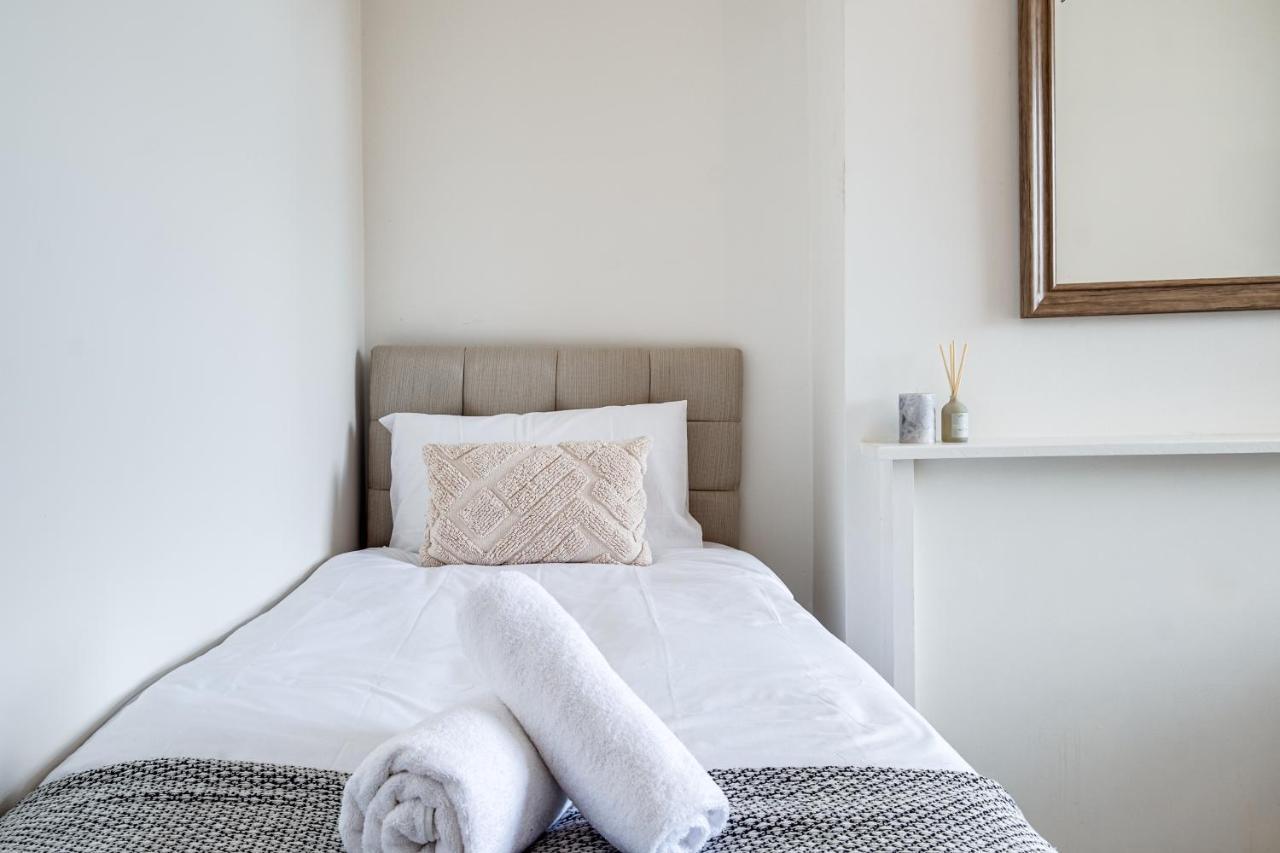 Solace Nights: Modern 4-bedroom House With Fast Wi-fi Villa Birmingham