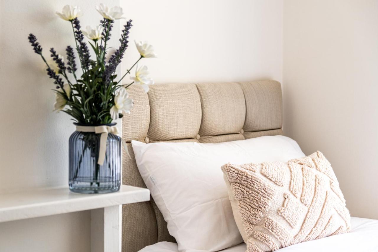 Villa Solace Nights: Modern 4-bedroom House With Fast Wi-fi *