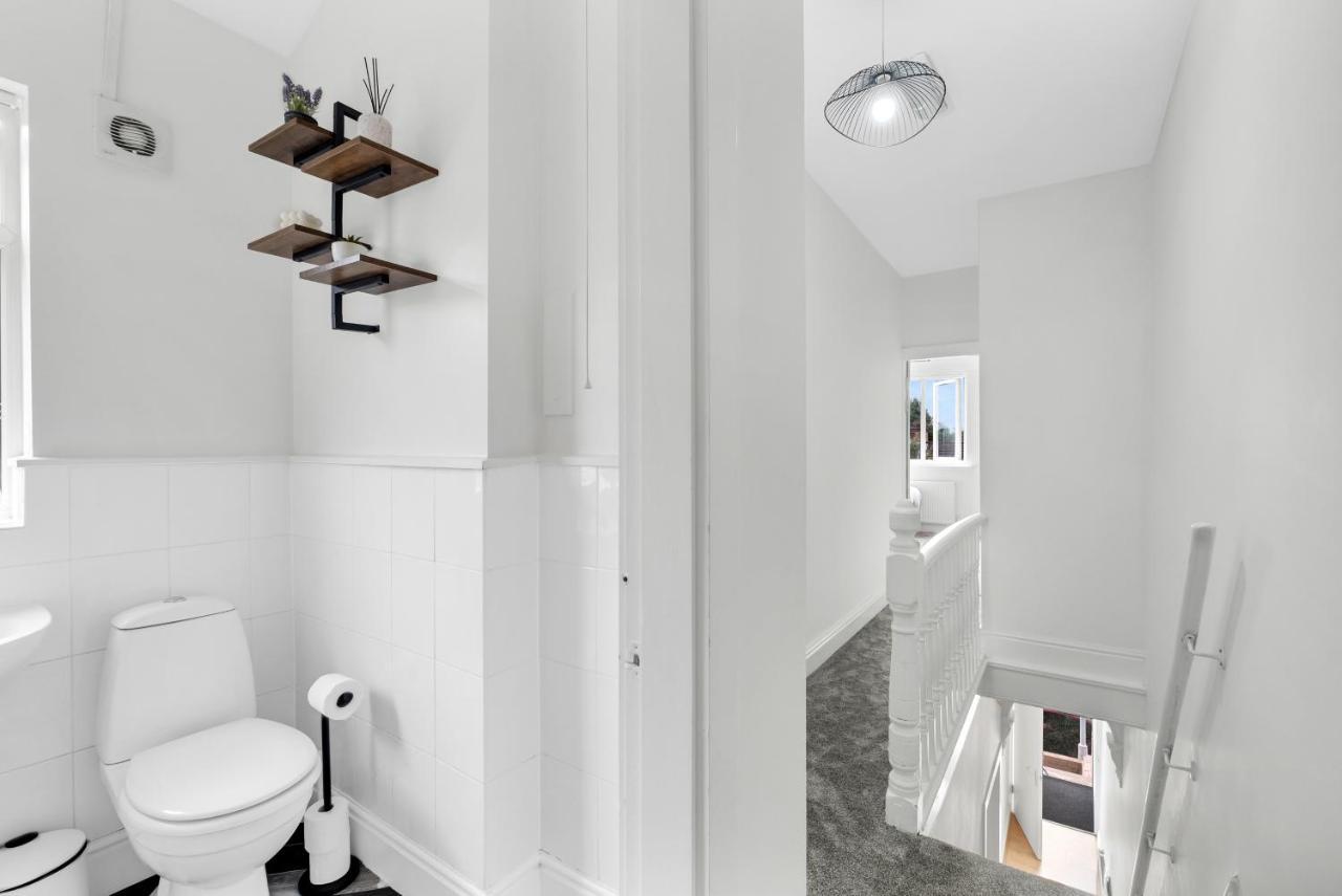 Villa Solace Nights: Modern 4-bedroom House With Fast Wi-fi