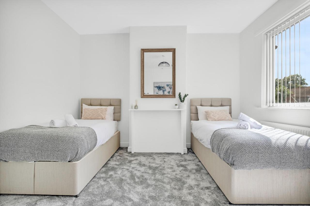 Solace Nights: Modern 4-bedroom House With Fast Wi-fi
