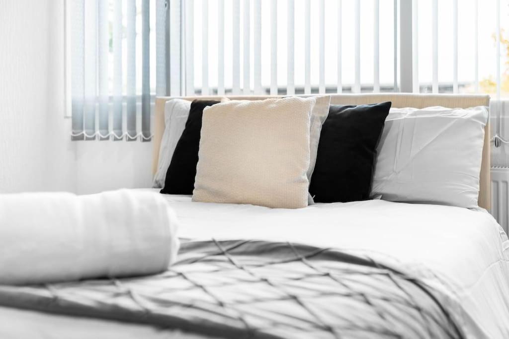 Jlr,nec,b'ham Airport,entire House,wi-fi,netflix Holiday home Birmingham