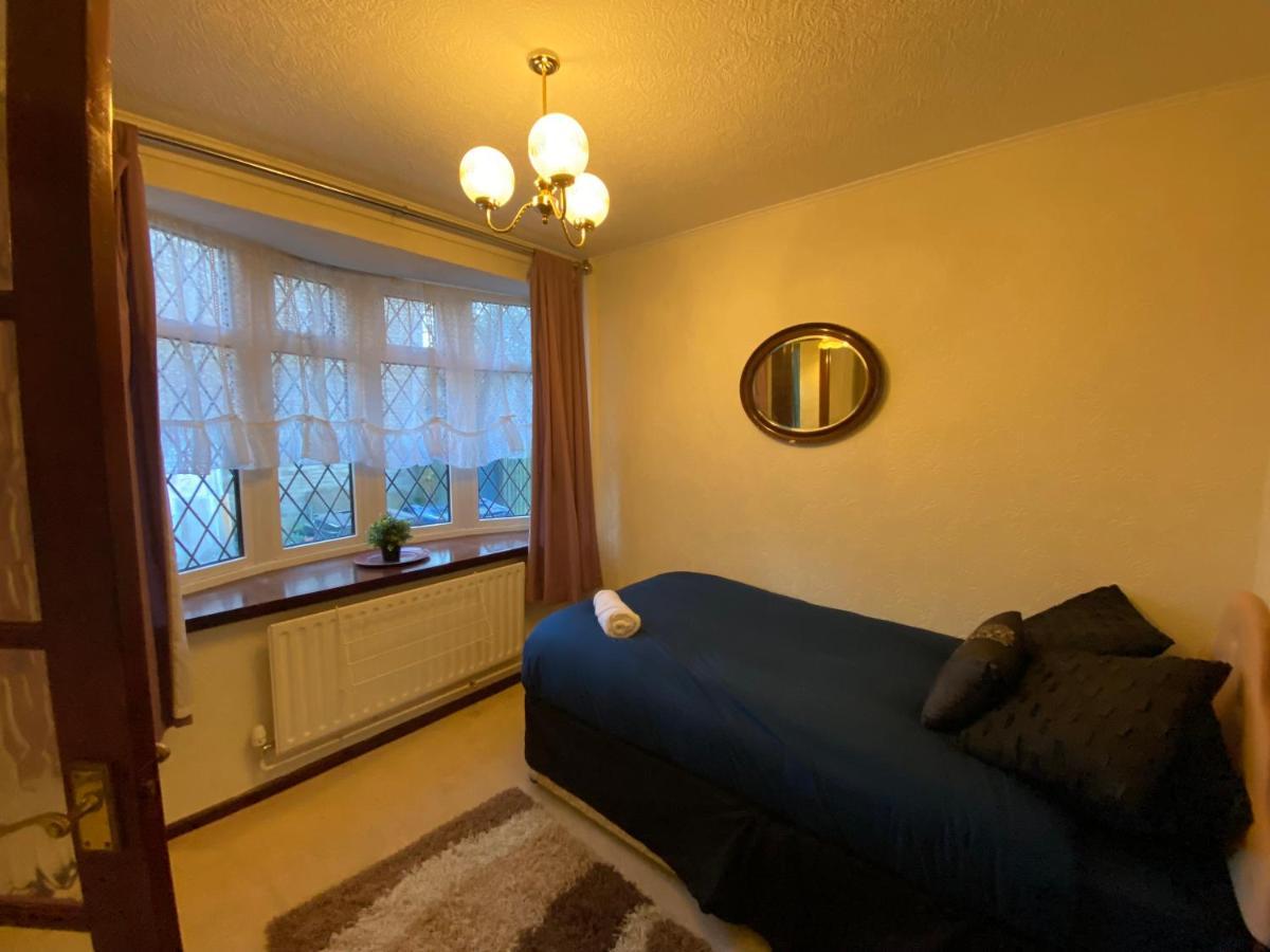 Serene 4br In Harborne Close To Qe Hospital, Harborne Centre *