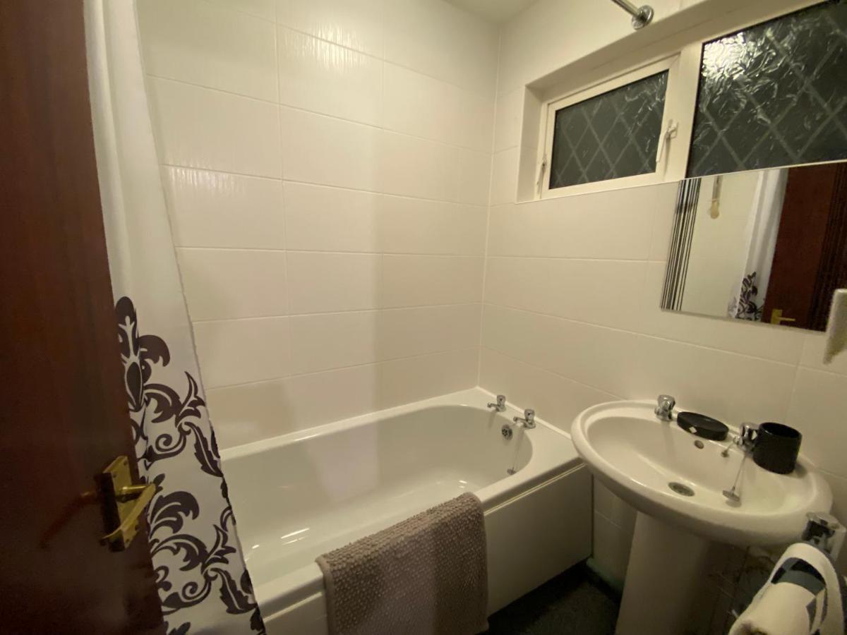 Serene 4br In Harborne Close To Qe Hospital, Harborne Centre