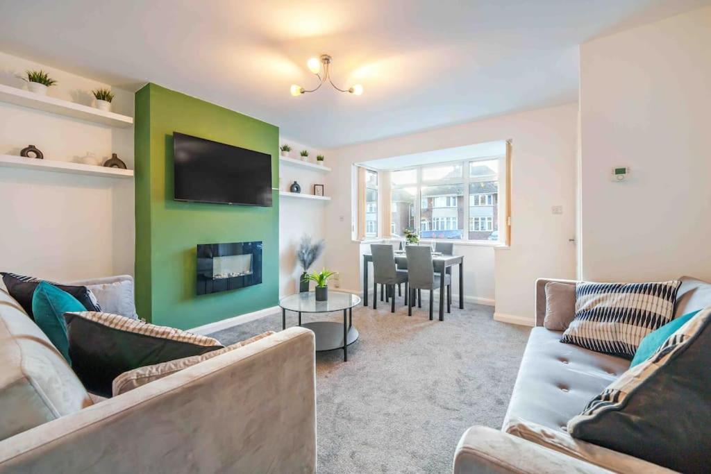 Beautiful 4 Bed - Weekly & Monthly Bookings *