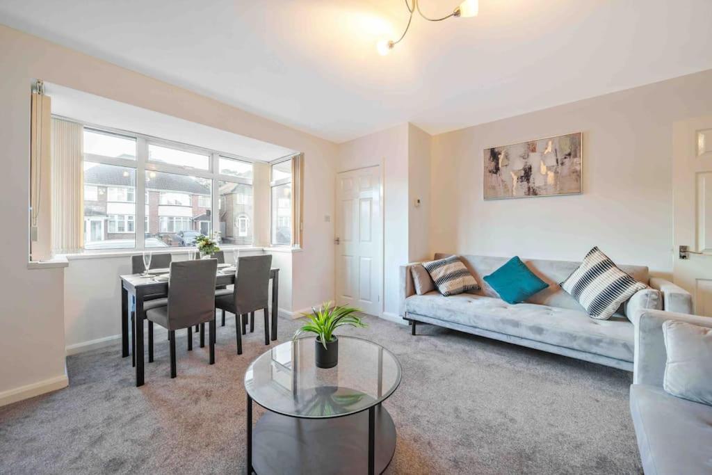 Beautiful 4 Bed - Weekly & Monthly Bookings *