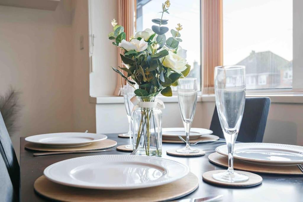 Beautiful 4 Bed - Weekly & Monthly Bookings Holiday home *