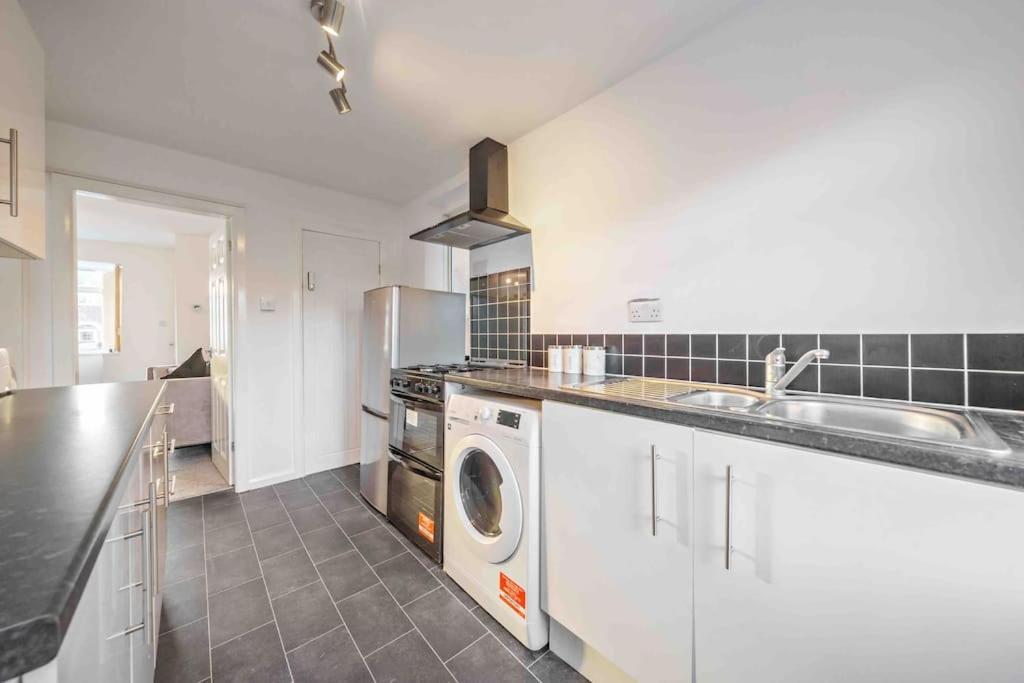 Beautiful 4 Bed - Weekly & Monthly Bookings *